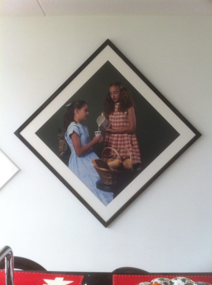 De foto van de melkmeisjes hangt in de keuken!